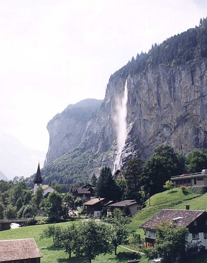 Водопад Лаутербруннена, вид с подъема к деревне Венген.
