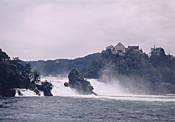 Нойхаузен. Вид на Рейнский водопад.