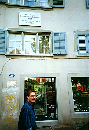 Памятная доска на здании в Цюрихе. Фото 1989 г.